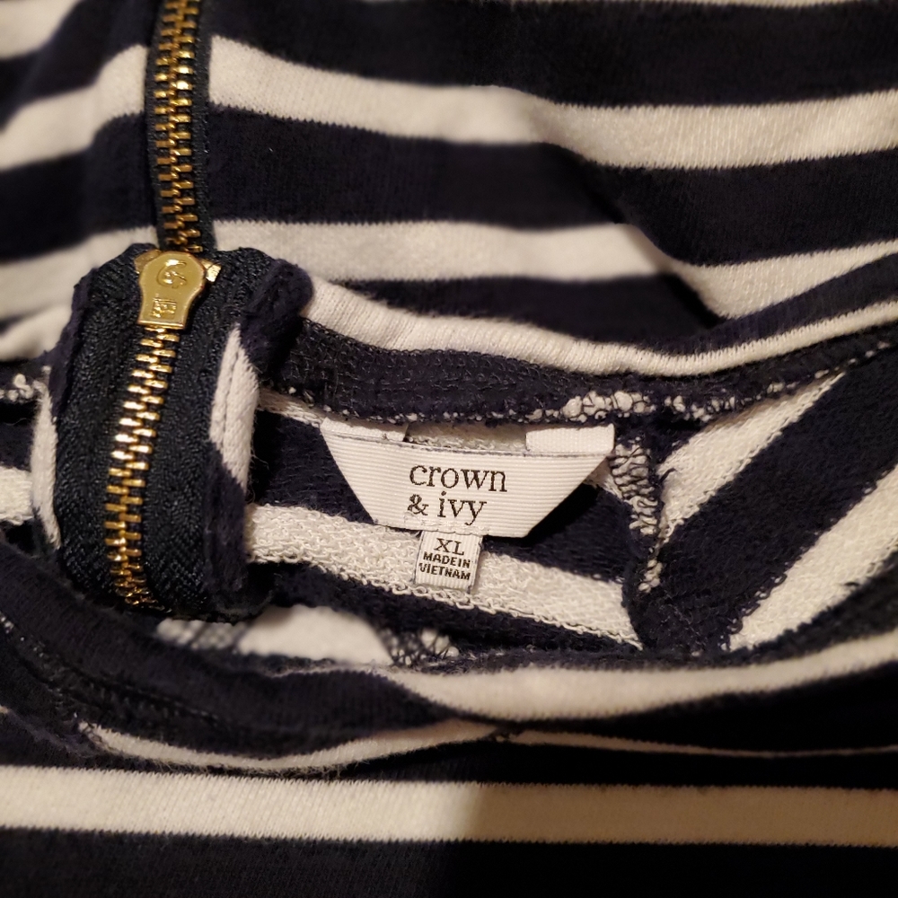 Short top zipper back.  Cap sleeve